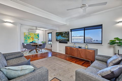 Belle Escapes Luxury Penthouse With Ocean Views - Hobart Tourism 7