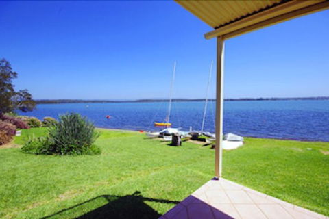 Blue Water At Mannering Park - Hobart Tourism 0