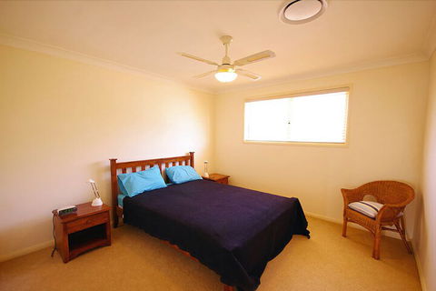 Blue Water At Mannering Park - Hobart Tourism 6