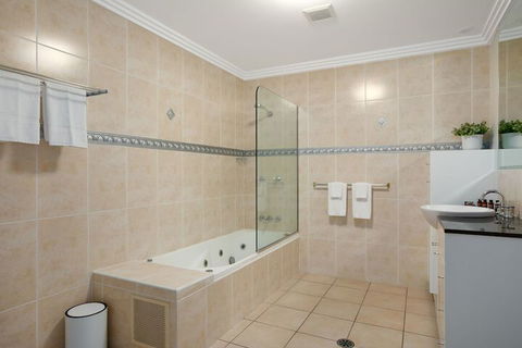 Chic City Apartment W Waterfront Views - Tourism TAS 5