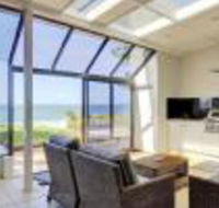 Whispering Sands 10 Sandy Point Road Luxury waterfront home with aircon WIFI  Foxtel - Tourism TAS