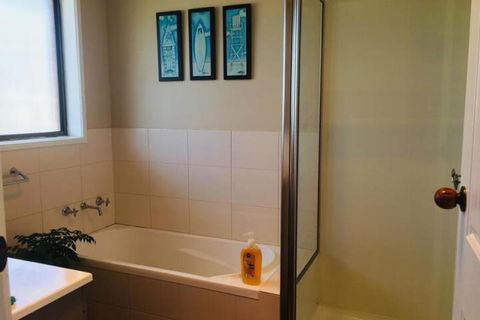 QUEEN BEDROOM FRIENDLY HOME PORTLAND - Tourism TAS 3