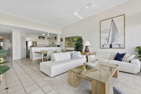 Sunshine Beach Penthouse With Beach Views Unit 9 / 21 Park Crescent Sunshine Beach - Hobart Tourism 6