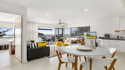 A Stylish Apartment With Noosa Views! Unit 6 Yaringa 29 Noosa Drive - Tourism TAS 6