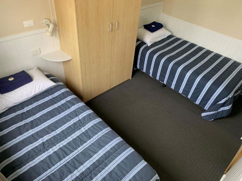 Barrack Point Holidays - Hobart Tourism 4