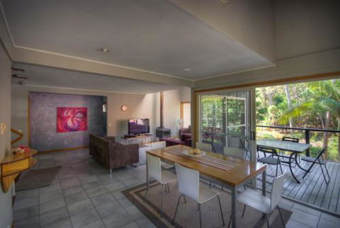 6 Satinwood Drive Rainbow Shores Stylish Beach House Free WiFi - Hobart Tourism 1