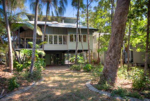 6 Satinwood Drive Rainbow Shores Stylish Beach House Free WiFi - Hobart Tourism 2