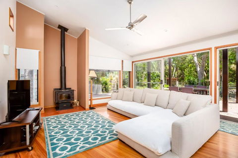8 Satinwood Drive Rainbow Shores Architecturally Designed Pool Walk To Beach - Hobart Tourism 4