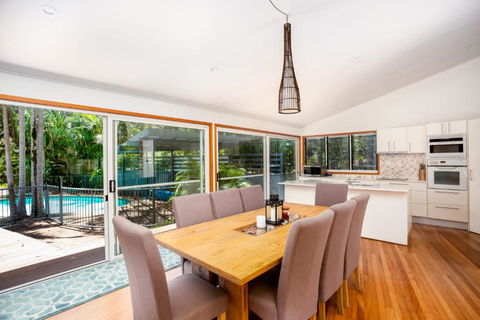 8 Satinwood Drive Rainbow Shores Architecturally Designed Pool Walk To Beach - Hobart Tourism 5