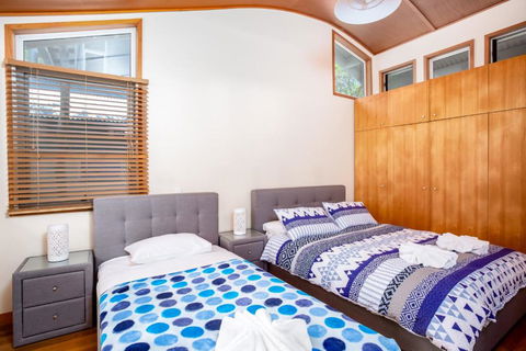 8 Satinwood Drive Rainbow Shores Architecturally Designed Pool Walk To Beach - Hobart Tourism 3
