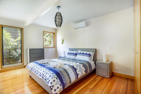 8 Satinwood Drive Rainbow Shores Architecturally Designed Pool Walk To Beach - Hobart Tourism 2