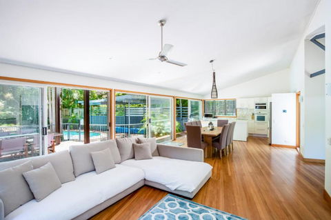 8 Satinwood Drive Rainbow Shores Architecturally Designed Pool Walk To Beach - Hobart Tourism 1