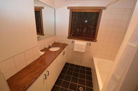 Beautiful Woodridge Chalet - Hobart Tourism 1