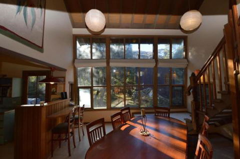 Beautiful Woodridge Chalet - Hobart Tourism 6