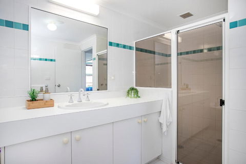 Ocean Breeze Fathoms 3 - Hobart Tourism 1