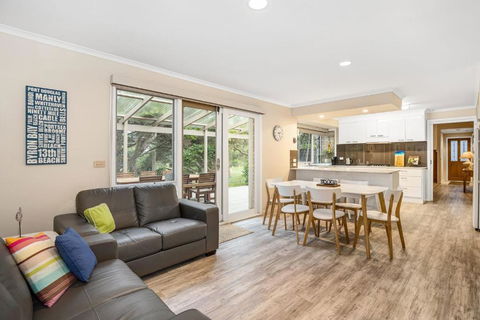 Hilltop Beach House: Newly Updated - Hobart Tourism 3