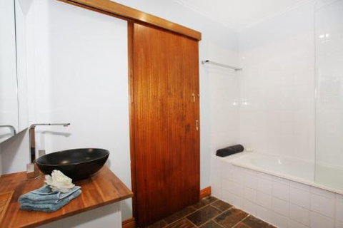 BEACH SHOPS & FABULOUS VACATION HOME! - Hobart Tourism 0