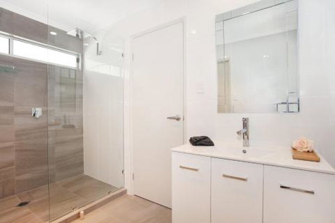 BEACH SHOPS & FABULOUS VACATION HOME! - Hobart Tourism 3