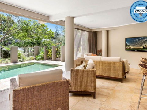 The Stanwell Beach Glass House Beach & Pool - Hobart Tourism 4