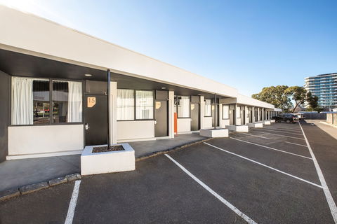 Nightcap At Monash Hotel - Tourism TAS 0