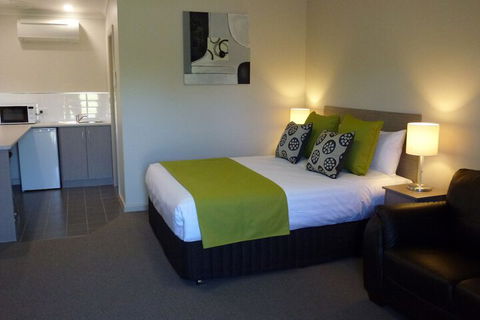 Golden Chain Tower Motor Inn - Tourism TAS 1