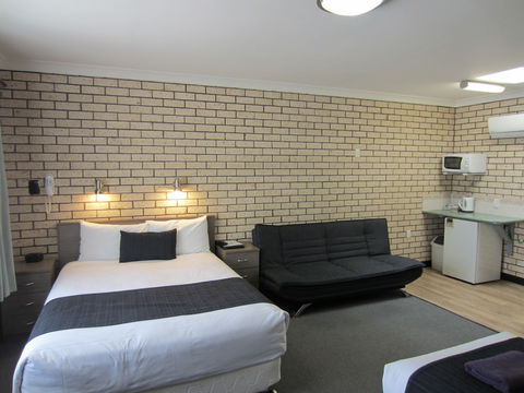 Cowra Crest Motel - Tourism TAS 3