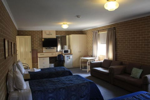 Grand Manor Motor Inn - Queanbeyan - Hobart Tourism 6