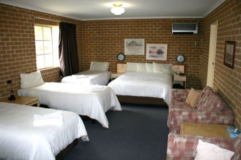 Grand Manor Motor Inn - Queanbeyan - Hobart Tourism 5
