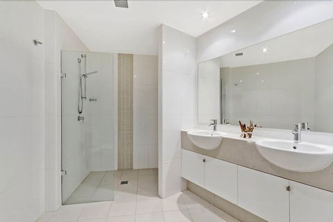 Coast Luxury Apartments 3 - Hobart Tourism 6