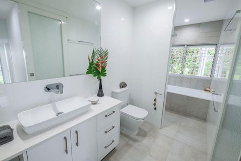 Bellevue Airlie Beach - Hobart Tourism 4