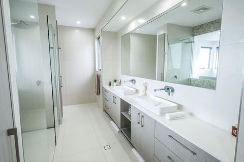 Bellevue Airlie Beach - Hobart Tourism 2