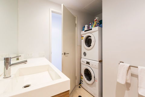 RIVER, 1BDR Melbourne Apartment - Tourism TAS 5