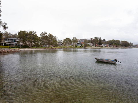1 Kooringal 105 Soldiers Point Road Waterfront Unit Wth Aircon - Hobart Tourism 4
