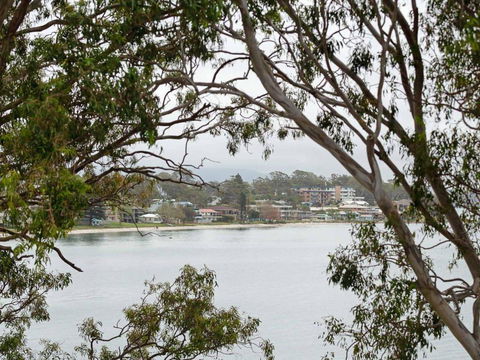 1 Kooringal 105 Soldiers Point Road Waterfront Unit Wth Aircon - Hobart Tourism 2