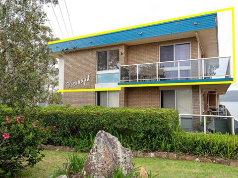 1 Kooringal 105 Soldiers Point Road Waterfront Unit Wth Aircon - Hobart Tourism 1