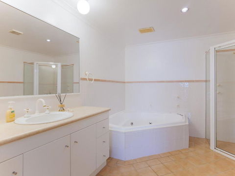 2 Peninsula Waters Three Bedroom Unit With Spacious Private Courtyard & WIFI - Hobart Tourism 3