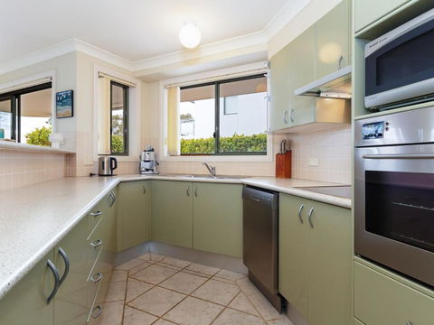2 Peninsula Waters Three Bedroom Unit With Spacious Private Courtyard & WIFI - Hobart Tourism 2