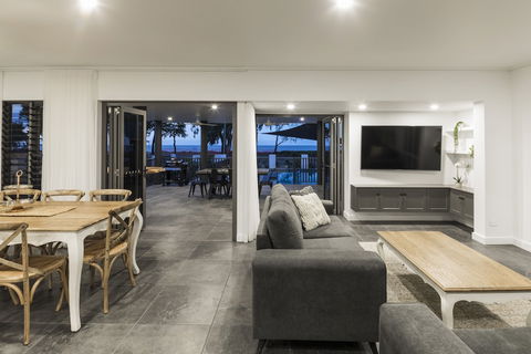 Beachside Bliss In Clifton Beach - Hobart Tourism 5