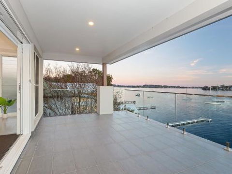 Absolute Waterfront Lakehouse Fishing Point Waterfront Pool Jetty - Tourism TAS 4