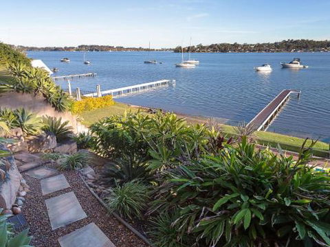 Absolute Waterfront Lakehouse Fishing Point Waterfront Pool Jetty - Tourism TAS 6
