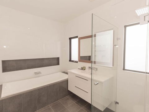 26 Twynam Street - Hobart Tourism 2
