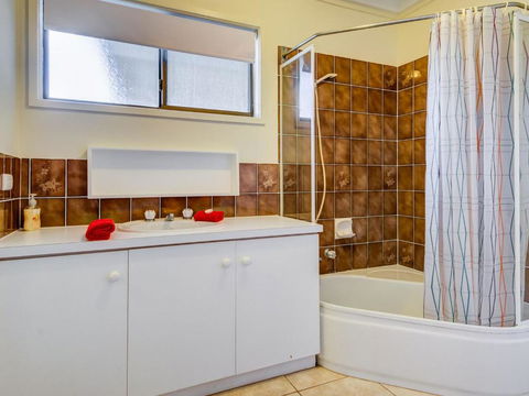 Cuttriss By The Beach - Tourism TAS 4