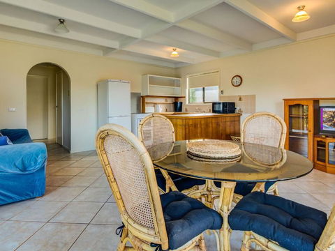 Cuttriss By The Beach - Tourism TAS 5