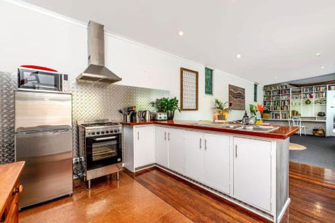 SUNSET BEACH SHACK On SURF - Tourism TAS 6