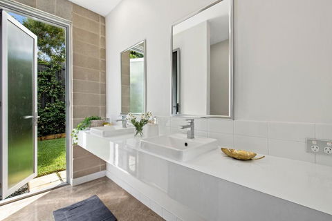 Sundays Beach House - Hobart Tourism 3