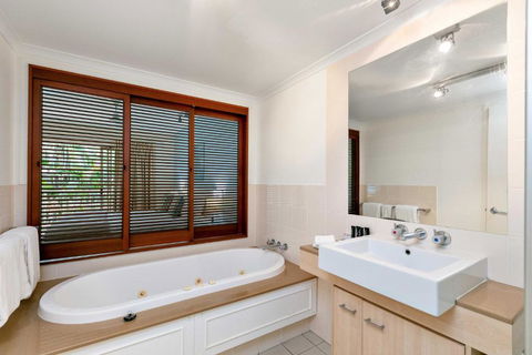 Beachside Mantra 821 Palm Cove - Hobart Tourism 1