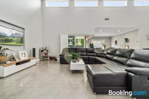 Wentworth Estate 5 Bedroom Luxury Home Sleeps 12 - Hobart Tourism 3