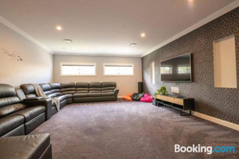 Wentworth Estate 5 Bedroom Luxury Home Sleeps 12 - Hobart Tourism 0