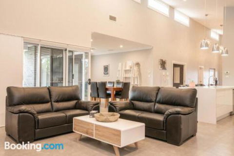 Wentworth Estate 5 Bedroom Luxury Home Sleeps 12 - Hobart Tourism 4