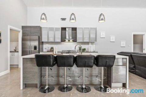 Wentworth Estate 5 Bedroom Luxury Home Sleeps 12 - Hobart Tourism 2